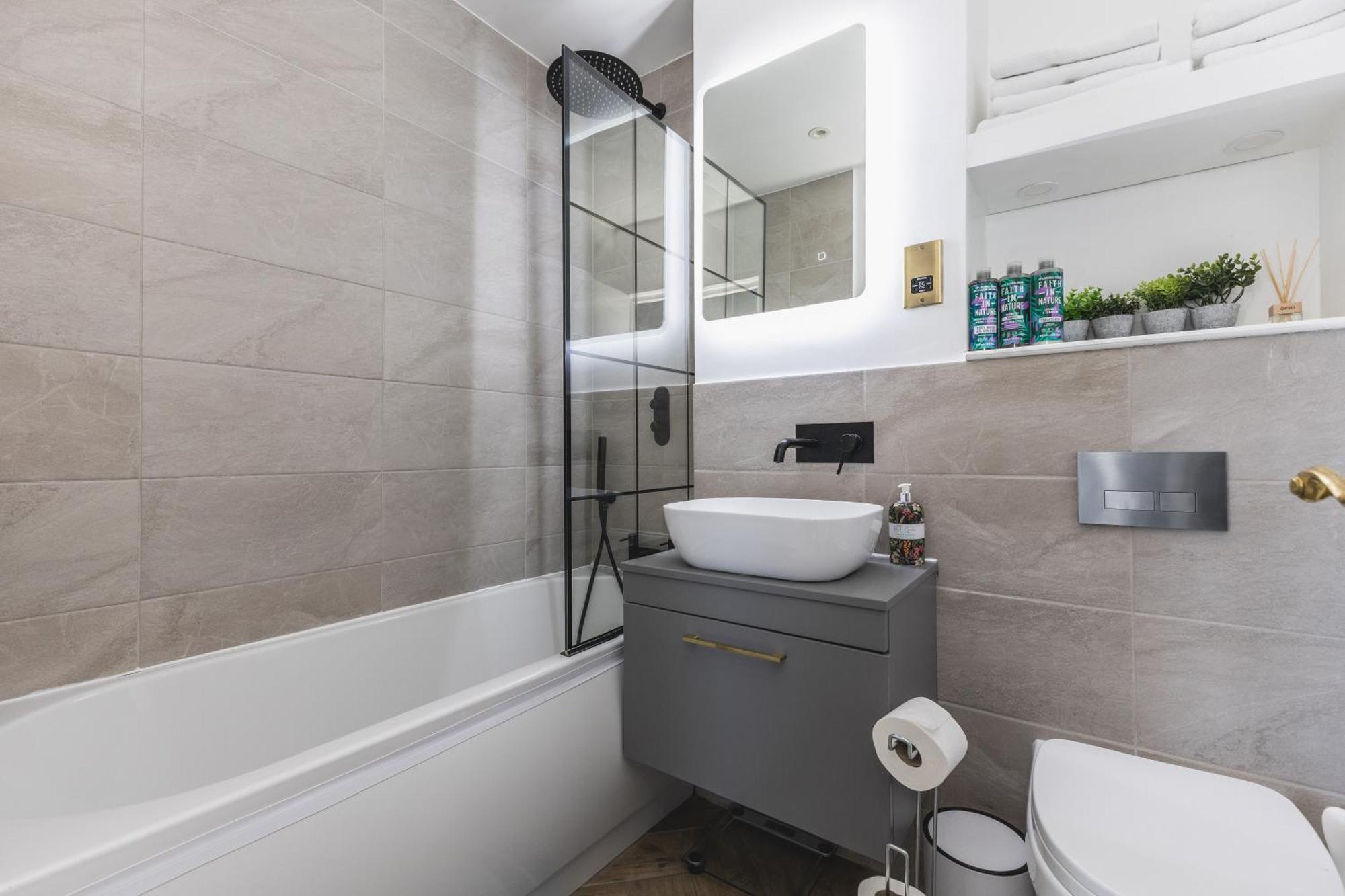 Luxurious 1-Bedroom Apartment In Kensington Лондон Екстериор снимка